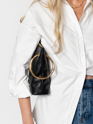 #colour_black,Grande Pouch (Pebbled Leather) shown with Grande Ripple Carabiner