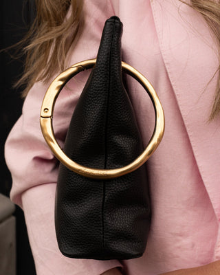 #colour_black,Grande Pouch (Pebbled Leather) shown with Grande Ripple Carabiner