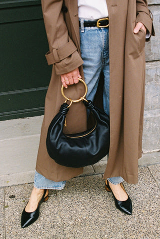 #colour_gold, Grande Ripple Carabiner shown with Dumpling Handbag (Pebbled Leather) in Black/Gold
